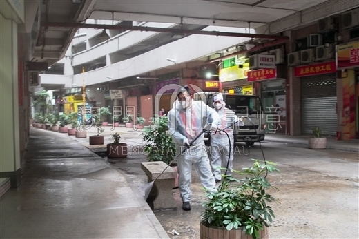 加派人手消毒確診病例居所周邊的公用空間